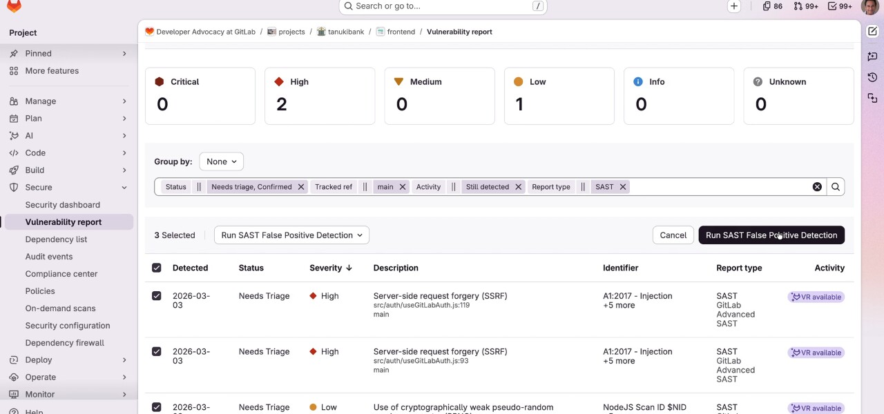 Отчёт GitLab Vulnerability Report с выбранными SAST-находками и массовым действием